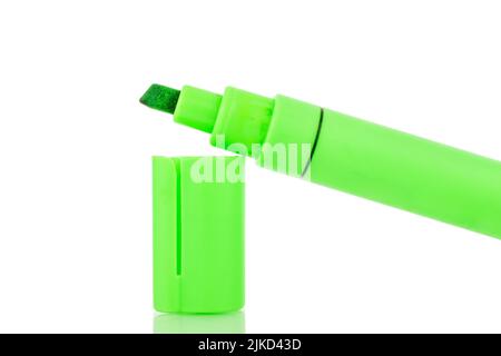 Un stylo feutre vert, gros plan, isolé sur un fond blanc. Banque D'Images