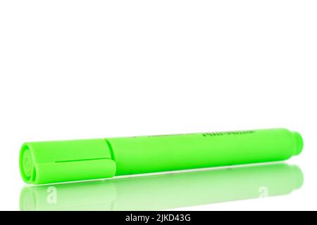 Un stylo feutre vert, gros plan, isolé sur un fond blanc. Banque D'Images