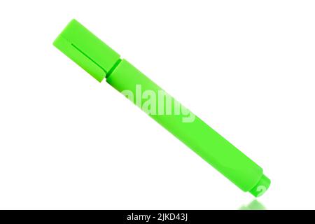 Un stylo feutre vert, gros plan, isolé sur un fond blanc. Banque D'Images