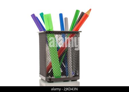 Plusieurs stylos à pointe feutre colorés dans un conteneur de bureau, isolés sur un fond blanc. Banque D'Images