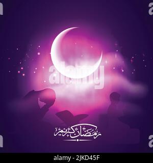 Calligraphie arabe de Ramadan Kareem avec la lune du croissant rougeoyante, Silhouette islamique hommes priant (Namaz) sur fond violet et rose lumière effet. Illustration de Vecteur