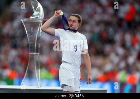 31st juillet 2022; Stade Wembley, Londres, Angleterre: Finale internationale européenne des femmes, Angleterre contre Allemagne: Ellen White d'Angleterre avec les lauréats de la médaille Banque D'Images