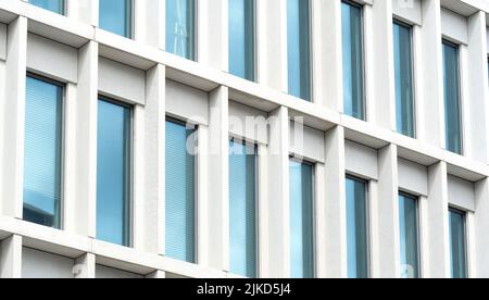Détail générique simple de bâtiment de bureau, fenêtres en verre, gros plan, architecture d'affaires moderne détails de près, simple arrière-plan. Vie urbaine, ville de deta Banque D'Images
