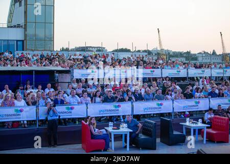 Odessa, Ukraine 11 août 2019: Beaucoup de spectateurs au concert. La foule de visiteurs au concert a du plaisir et tourne ce qui se passe sur les smartphones. Ventilateurs à Banque D'Images