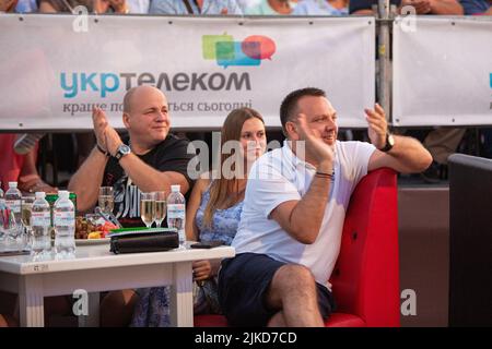 Odessa, Ukraine 11 août 2019: Beaucoup de spectateurs au concert. La foule de visiteurs au concert a du plaisir et tourne ce qui se passe sur les smartphones. Ventilateurs à Banque D'Images