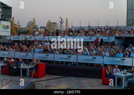 Odessa, Ukraine 11 août 2019: Beaucoup de spectateurs au concert. La foule de visiteurs au concert a du plaisir et tourne ce qui se passe sur les smartphones. Ventilateurs à Banque D'Images