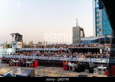 Odessa, Ukraine 11 août 2019: Beaucoup de spectateurs au concert. La foule de visiteurs au concert a du plaisir et tourne ce qui se passe sur les smartphones. Ventilateurs à Banque D'Images