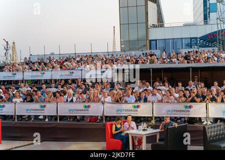 Odessa, Ukraine 11 août 2019: Beaucoup de spectateurs au concert. La foule de visiteurs au concert a du plaisir et tourne ce qui se passe sur les smartphones. Ventilateurs à Banque D'Images