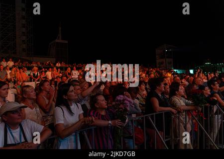 Odessa, Ukraine 11 août 2019: Beaucoup de spectateurs au concert. La foule de visiteurs au concert a du plaisir et tourne ce qui se passe sur les smartphones. Ventilateurs à Banque D'Images