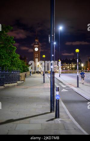 LONDRES - 17 mai 2022 : vue de nuit sur le pont de Westminster en direction du Parlement Banque D'Images