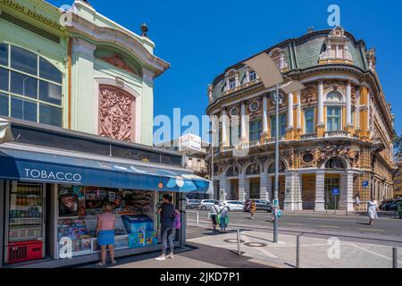 Vue sur l'architecture richement ornée et la boutique d'angle du marché central, Rijeka, Croatie, Europe Banque D'Images