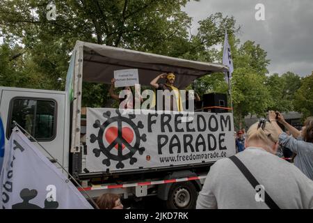 Berlin, Allemagne. 01st août 2022. Des manifestants anti-covid se sont rassemblés à Berlin sur 1 août 2022 pour protester contre les médias traditionnels. Sur la voie de la démonstration, ils ont visité plusieurs sièges de journaux et de télédiffuseurs allemands, dont Axel Springer, taz, Tagesspiegel et ZDF. La manifestation a commencé au Reichstag, Deutscher Bundestag. Plusieurs manifestants ont insulté verbalement des journalistes lors de la manifestation. Plusieurs extrémistes de droite ont également pris part au rassemblement. (Photo de Michael Kuenne/PRESSCOV/Sipa USA) crédit: SIPA USA/Alay Live News Banque D'Images