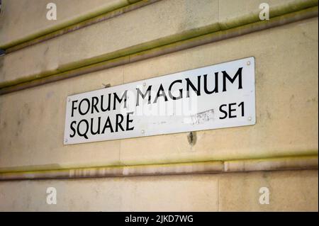 LONDRES - 17 mai 2022: Forum Magnum Square SE1 rue panneau sur le côté d'un bâtiment Banque D'Images