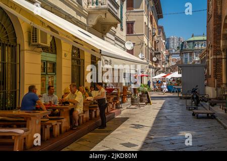 Vue sur le café-bar et l'extérieur du bâtiment du marché central, Rijeka, Croatie, Europe Banque D'Images