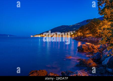 Vue sur Lovran et l'île de Krk en arrière-plan au crépuscule, Lovran, baie de Kvarner, Istrie orientale, Croatie, Europe Banque D'Images