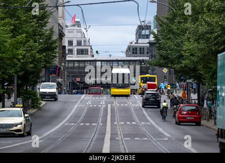 Berlin, Allemagne. 01st août 2022. Un tramway jusqu'à la gare de Friedrichstraße. Credit: Monika Skolimowska/dpa/Alay Live News Banque D'Images