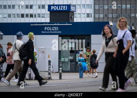 Berlin, Allemagne. 01st août 2022. Les passants marchent devant le poste de police à Alexanderplatz. Credit: Monika Skolimowska/dpa/Alay Live News Banque D'Images
