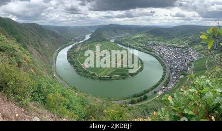 Vue imprenable sur la magnifique rivière Mosel entourée de verdure et ville de Bernkastel-Kues en Allemagne Banque D'Images