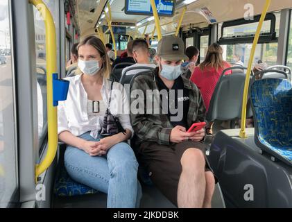 Moscou, Russie, août 2020 : passagers dans un bus portant un masque médical de protection. Banque D'Images