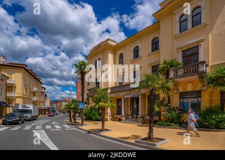 Vue sur les magasins de la rue principale à Opatija, Istrie orientale, baie de Kvarner, Istrie orientale, Croatie, Europe Banque D'Images