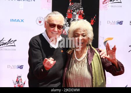 Los Angeles, États-Unis. 18th juillet 2017. Stan Lee, Nichelle Nichelle Nichols 07/18/2017 cérémonie de main et d'empreinte de Stan Lee au TCL Chinese Theatre de Los Angeles, CA photo par Izumi Hasegawa/HNW/PictureLux crédit: PictureLux/The Hollywood Archive/Alay Live News Banque D'Images