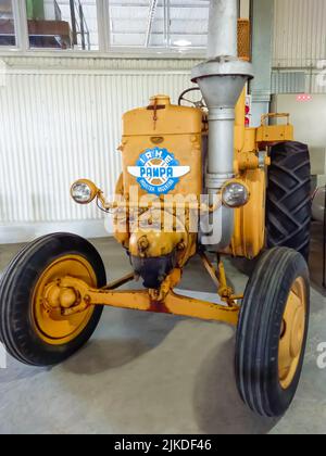 Ancien tracteur agricole jaune IAME Pampa 1950s, version Argentine de Lanz Bulldog D9506 . Salon de la voiture classique. Banque D'Images