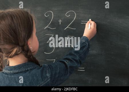 école primaire éducation fille faire maths tableau de surveillance Banque D'Images