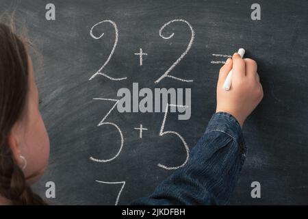 école étudiant les mathématiques fille ne somme tableau noir Banque D'Images