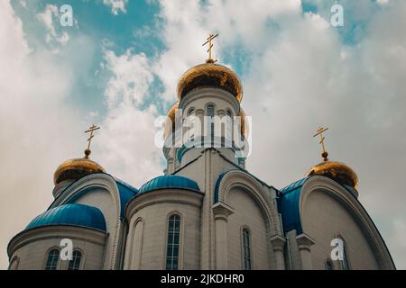 Une vue à angle bas de la cathédrale orthodoxe russe Assomption, Nur-Sultan, Astana, Kazakhstan Banque D'Images