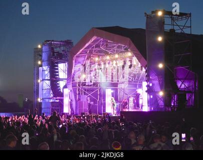 Ella Eyre en direct sur scène en concert, jour 2 du festival victorieux 2021 Banque D'Images