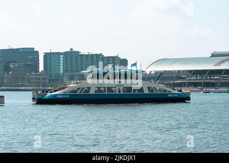 Amsterdam, pays-Bas - 7 mai 2022: Ferry pour vélo et piéton depuis Amsterdam Centraal sur la rivière IJ Banque D'Images