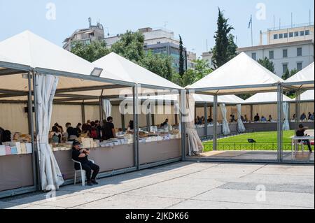 ATHÈNES, GRÈCE - 14 MAI 2022 : marché du livre à la place Kotzia à Athènes, en Grèce Banque D'Images