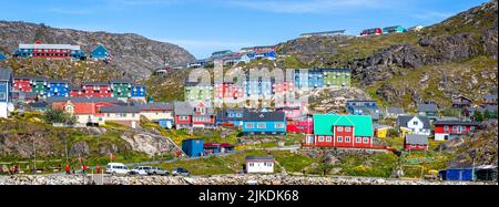 Vue panoramique sur l'architecture multicolore et les bâtiments de la petite ville de Qaquortoq, au Groenland, le 13 juillet 2022 Banque D'Images