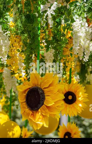 tournesol jaune vif coloré dans un grand écran floral, tournesol géant jaune et vert, arrangement de fleurs avec des tournesol jaunes géants. Banque D'Images