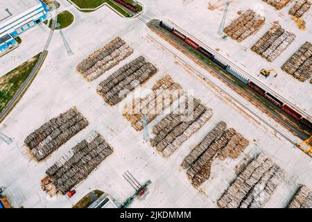 Vue aérienne de l'entrepôt de bois brut à l'usine de papier moderne. Vue d'ensemble de l'usine de papier Banque D'Images