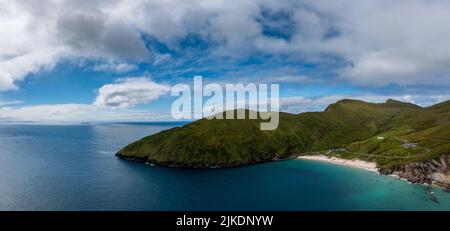 Vue panoramique sur la baie de Keem sur l'île d'Achill, dans le comté de Mayo en Irlande Banque D'Images