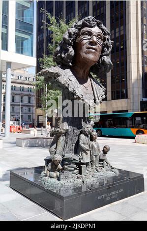 Statut de Betty (Rachel Elizabeth) Campbell, maîtresse. 1934-2017. Place centrale, Cardiff. Premier professeur de tête noire au pays de Galles. Banque D'Images