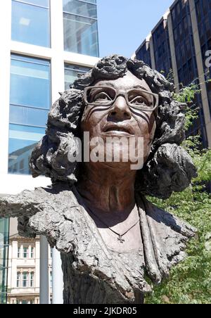 Statut de Betty (Rachel Elizabeth) Campbell, maîtresse. 1934-2017. Place centrale, Cardiff. Premier professeur de tête noire au pays de Galles. Banque D'Images