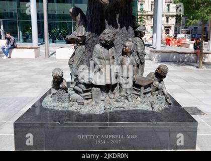 Statut de Betty (Rachel Elizabeth) Campbell, maîtresse. 1934-2017. Place centrale, Cardiff. Premier professeur de tête noire au pays de Galles. Banque D'Images