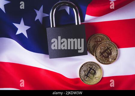 Bitcoins aux États-Unis. Interdiction des crypto-monnaies aux États-Unis. La croissance du taux de change. Drapeau américain et bitcoin. Banque D'Images