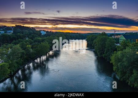 Vue aérienne de la rivière Schuylkill près de Conshohocken Pennsylvanie au coucher du soleil. Banque D'Images