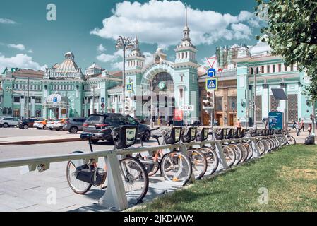 Une rangée de vélos en location garés sur la place Tverskaya Zastava en face de la gare de Belorussky: Moscou, Russie - 22 juillet 2022 Banque D'Images