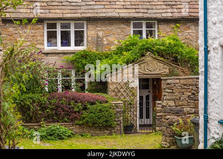 Dent, Cumbria, Royaume-Uni, 12 août 2018 - façade d'un bâtiment en pierre dans le village de Dent dans le Yorkshire Dales, Royaume-Uni Banque D'Images