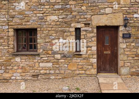 Dent, Cumbria, Royaume-Uni, 12 août 2018 - façade d'un bâtiment en pierre dans le village de Dent dans le Yorkshire Dales, Royaume-Uni Banque D'Images