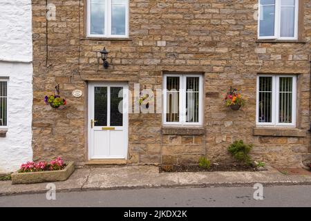 Dent, Cumbria, Royaume-Uni, 12 août 2018 - façade d'un bâtiment en pierre dans le village de Dent dans le Yorkshire Dales, Royaume-Uni Banque D'Images