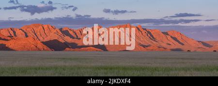 Namibie, panorama du coucher de soleil sur le désert du Namib, paysage sauvage dans la vallée morte Banque D'Images