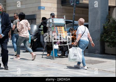 ATHÈNES, GRÈCE - 14 MAI 2022 : un vendeur de maïs fraîchement cuit attend que les acheteurs arrivent à Athènes. Banque D'Images