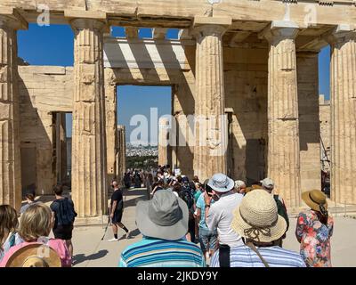 ATHÈNES, GRÈCE - 14 MAI 2022 : une foule de touristes s'évertue de l'Acropole après son ouverture. Jour ensoleillé. Banque D'Images