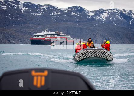 Expédition zodiacs emportant des passagers de Hurtigrutens MS Fridtjof Nansen pour voir le glacier à Kvanefjord, Groenland, le 14 juillet 2022 Banque D'Images