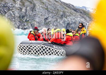 Expédition zodiac prendre des passagers de Hurtigrutens MS Fridtjof Nansen pour voir le glacier à Kvanefjord, Groenland, le 14 juillet 2022 Banque D'Images